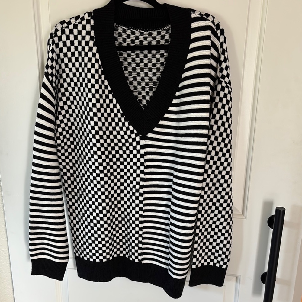 Amazon Black and White V-Neck Sweater with Bold Patterns